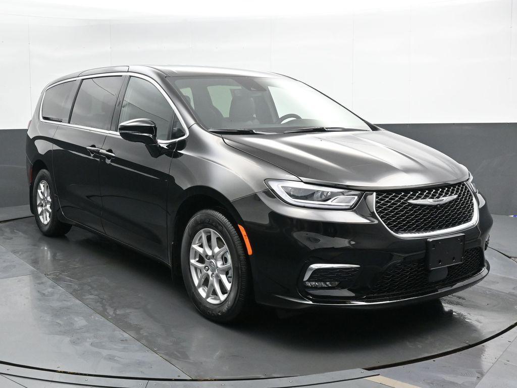 new 2025 Chrysler Pacifica car, priced at $41,320