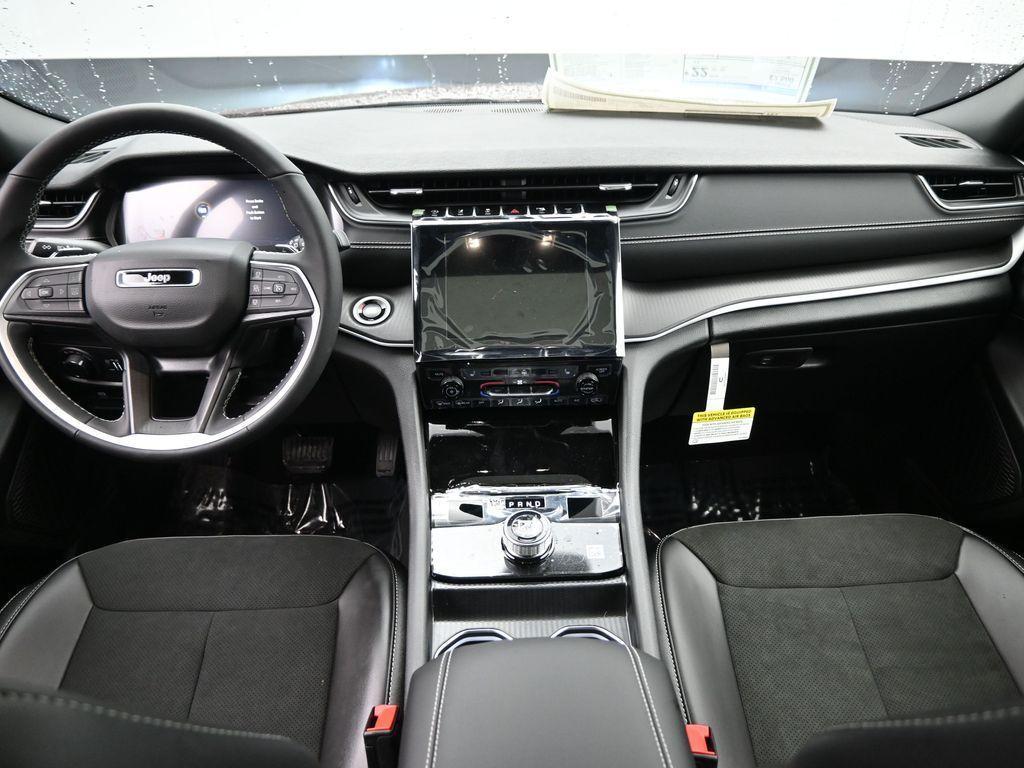 new 2025 Jeep Grand Cherokee car, priced at $35,995