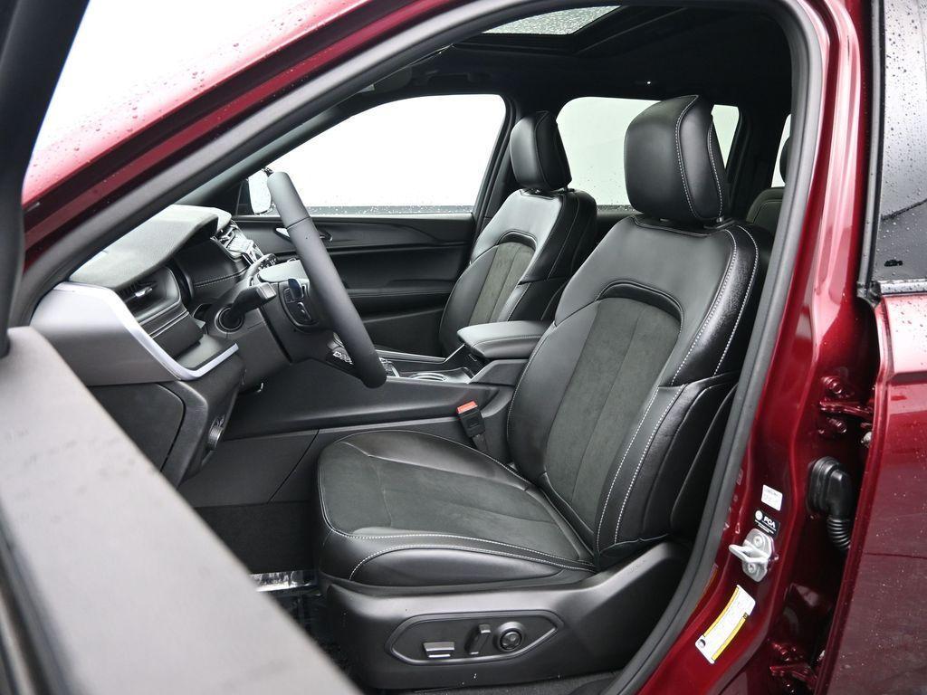 new 2025 Jeep Grand Cherokee car, priced at $35,995