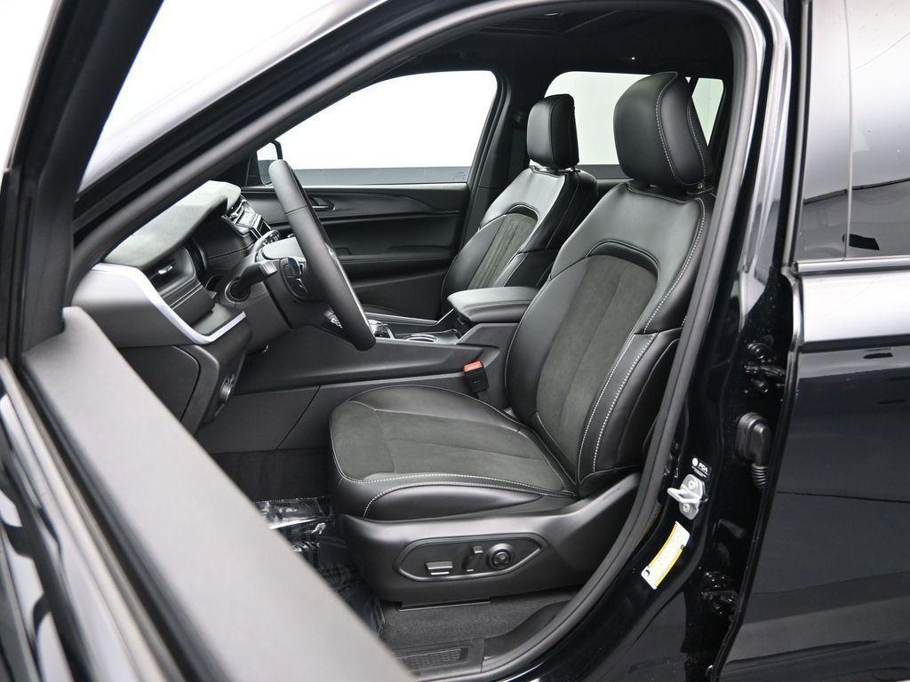 new 2025 Jeep Grand Cherokee car, priced at $46,150