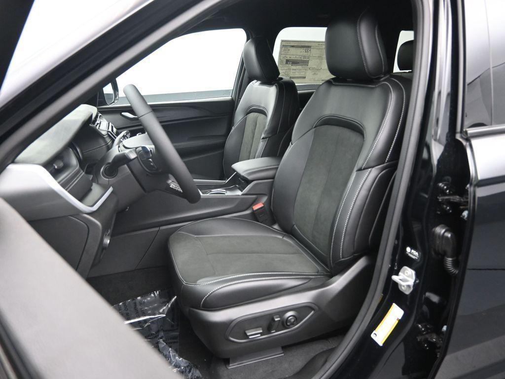 new 2025 Jeep Grand Cherokee car, priced at $44,405