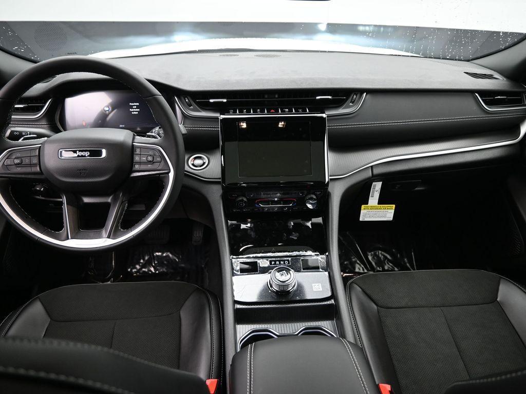 new 2025 Jeep Grand Cherokee car, priced at $41,995