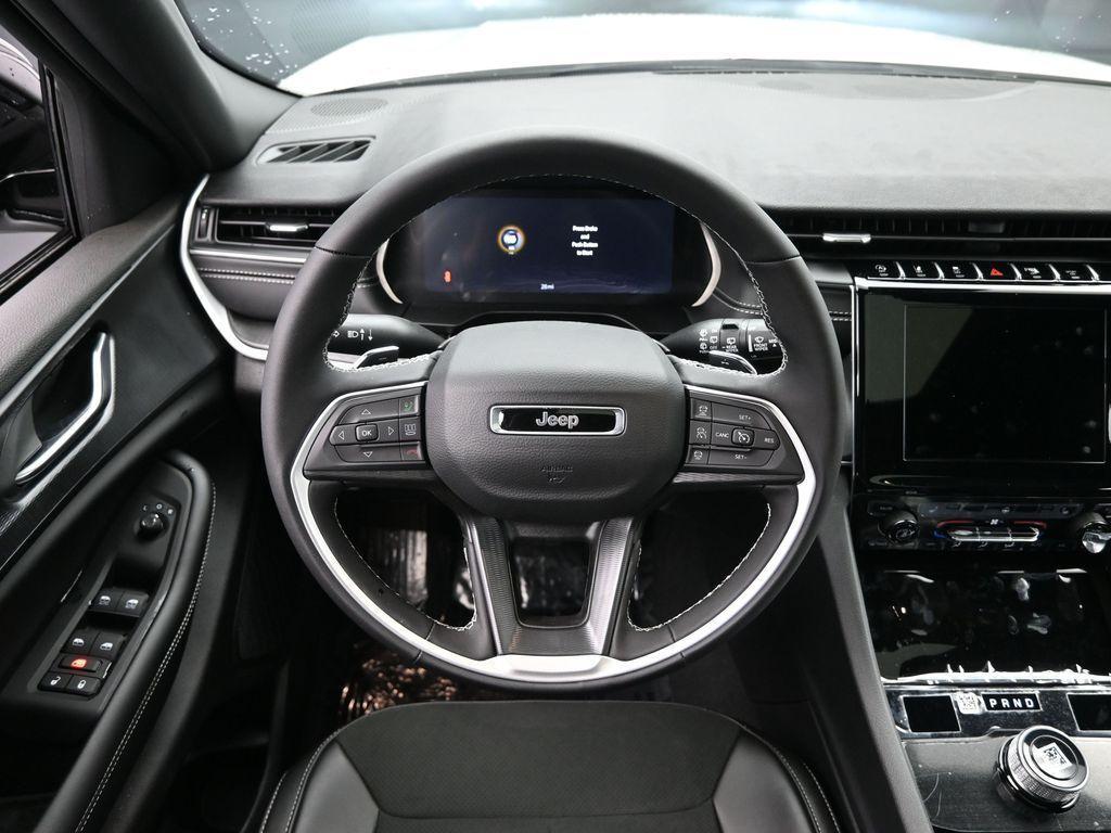 new 2025 Jeep Grand Cherokee car, priced at $41,995
