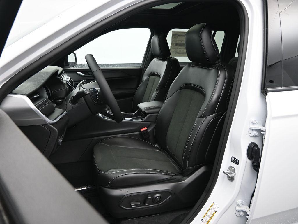 new 2025 Jeep Grand Cherokee car, priced at $41,995