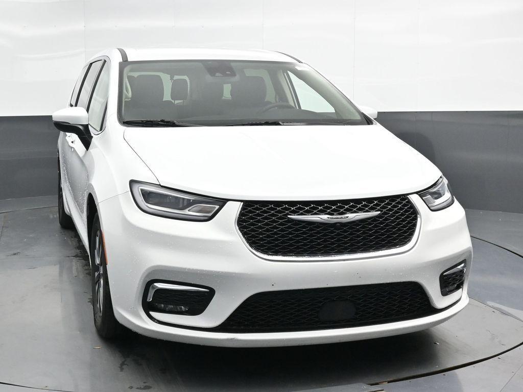 used 2023 Chrysler Pacifica Hybrid car, priced at $25,465