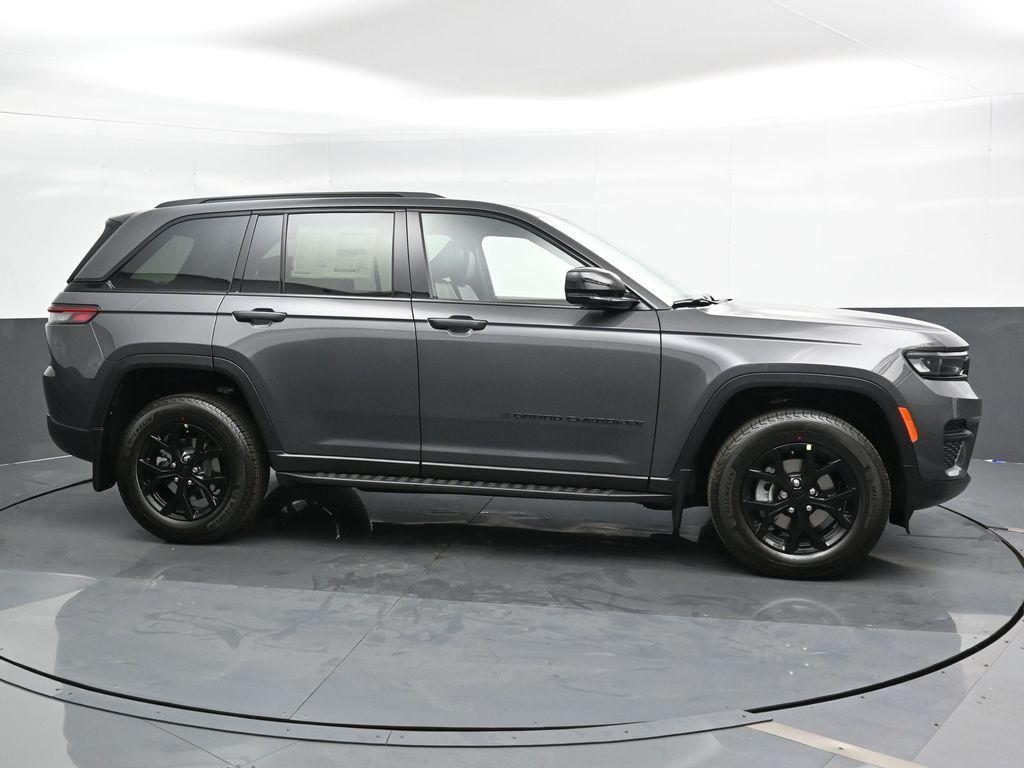 new 2025 Jeep Grand Cherokee car, priced at $41,555