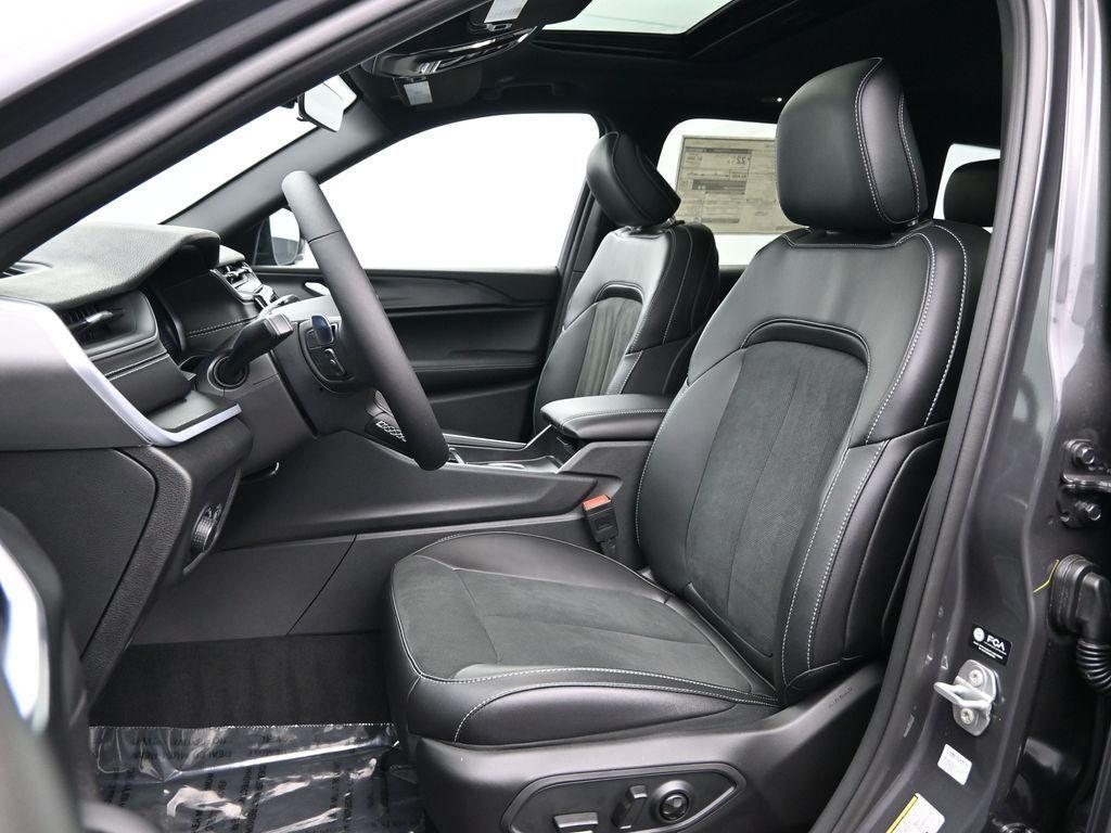 new 2025 Jeep Grand Cherokee car, priced at $41,555