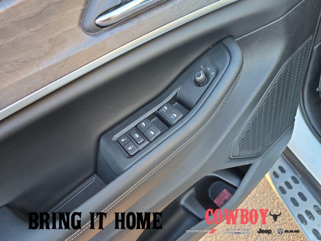 used 2025 Jeep Grand Cherokee car, priced at $40,995