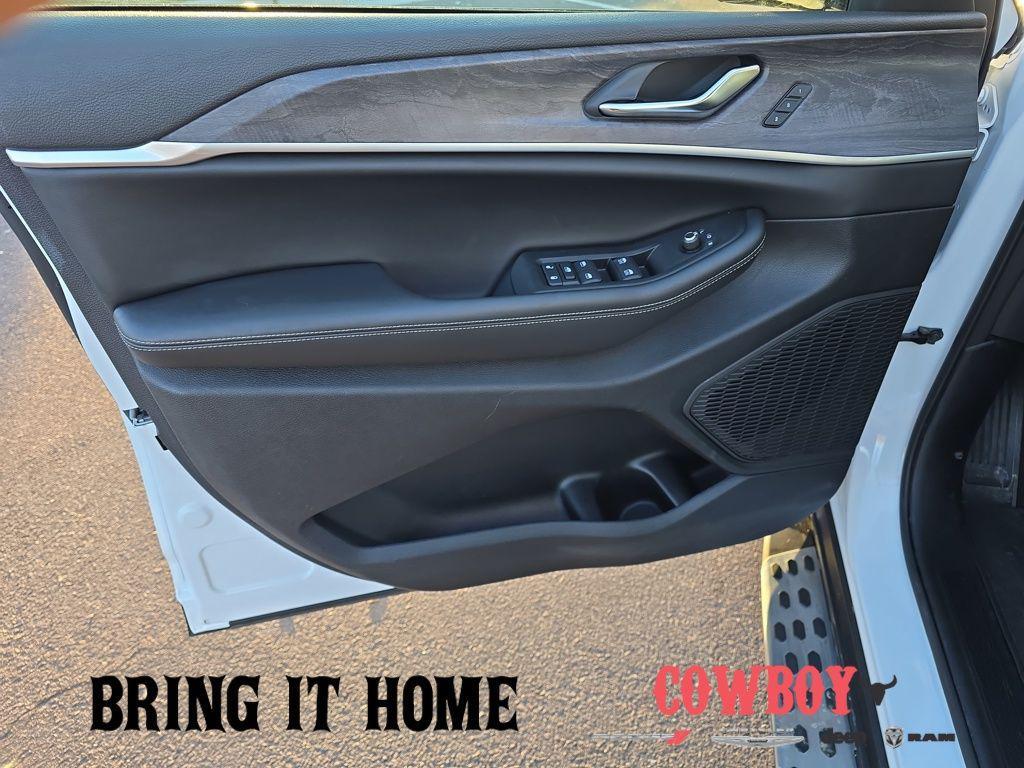 used 2025 Jeep Grand Cherokee car, priced at $40,995