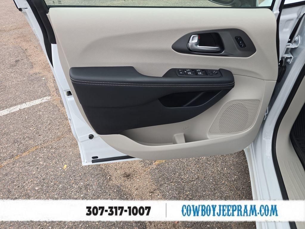used 2024 Chrysler Pacifica car, priced at $40,391