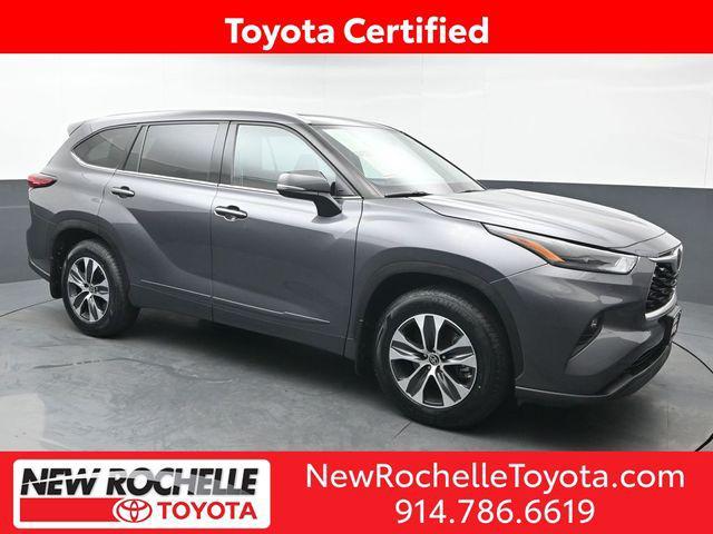 used 2022 Toyota Highlander car, priced at $35,426