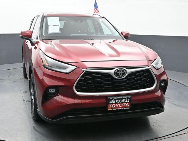 used 2021 Toyota Highlander car, priced at $33,348