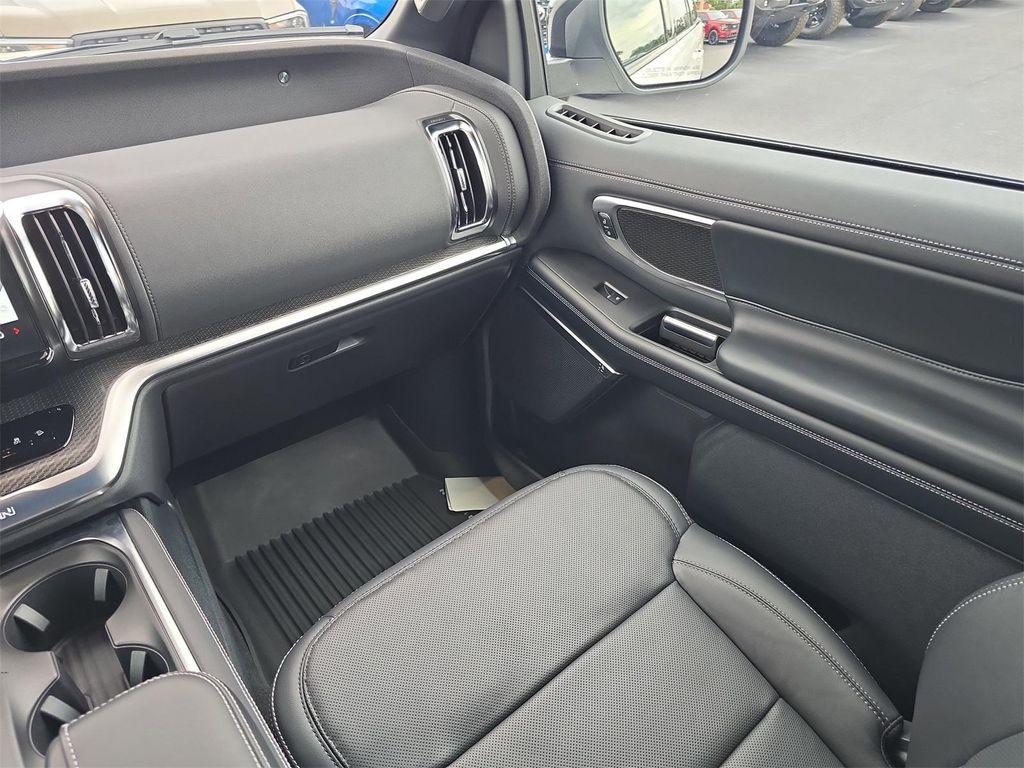 new 2025 Ford Expedition car, priced at $81,275