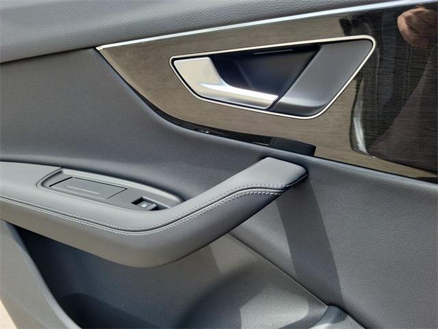 new 2025 Audi Q7 car, priced at $77,449