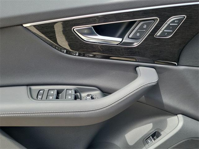 new 2025 Audi Q7 car, priced at $77,449