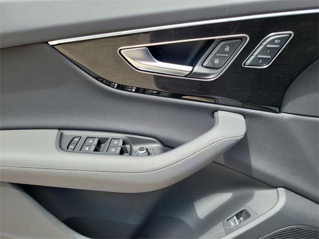 new 2025 Audi Q7 car, priced at $77,514