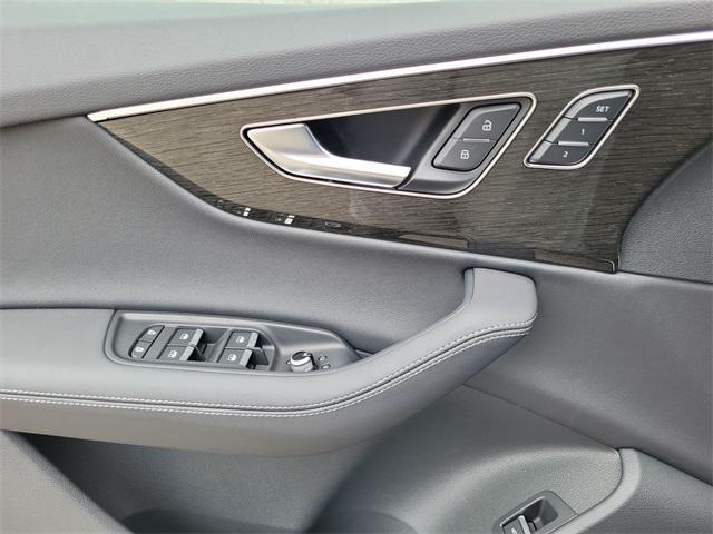 new 2025 Audi Q7 car, priced at $78,549