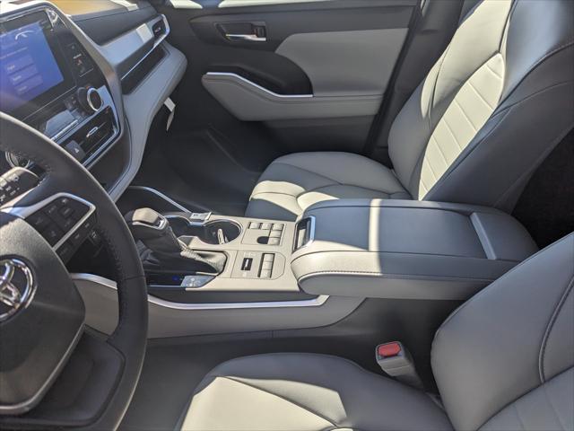 used 2023 Toyota Highlander car, priced at $39,995