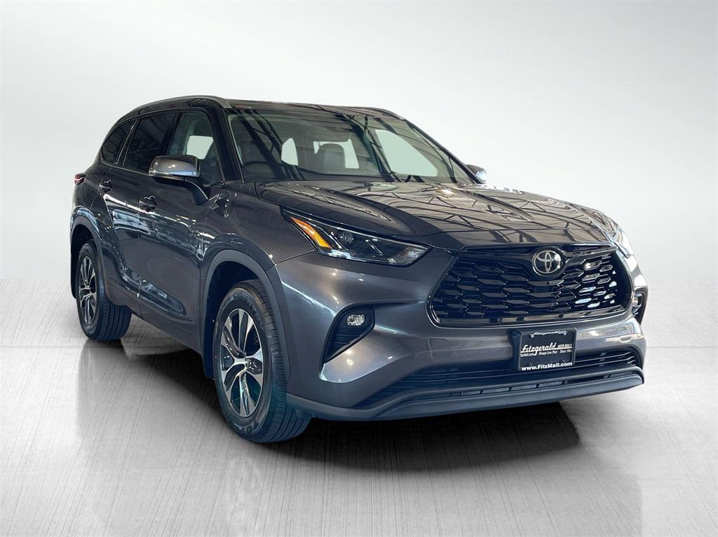 used 2022 Toyota Highlander car, priced at $34,995