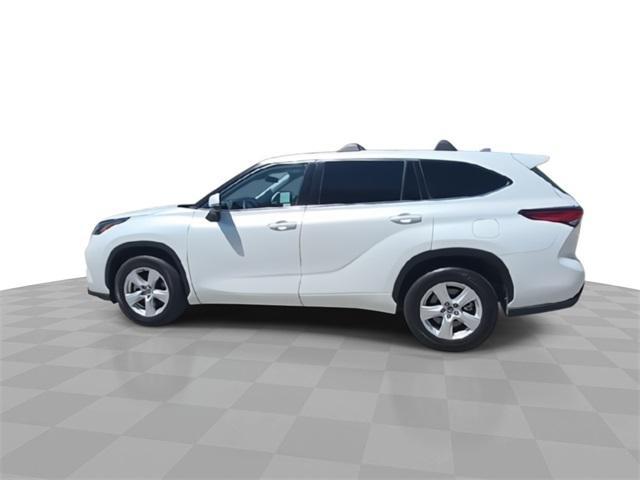 used 2022 Toyota Highlander car, priced at $27,998