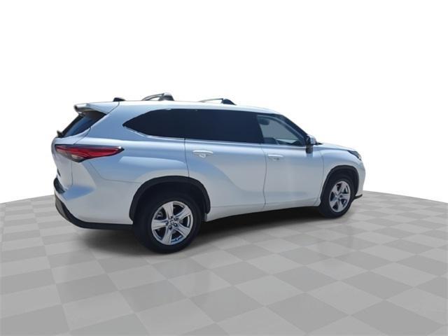 used 2022 Toyota Highlander car, priced at $27,998