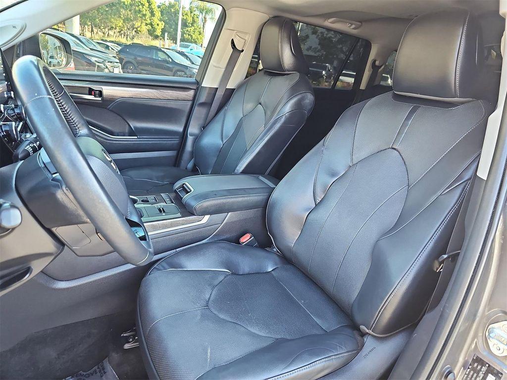 used 2022 Toyota Highlander Hybrid car, priced at $32,200