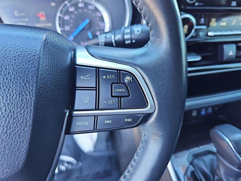 used 2022 Toyota Highlander Hybrid car, priced at $32,200