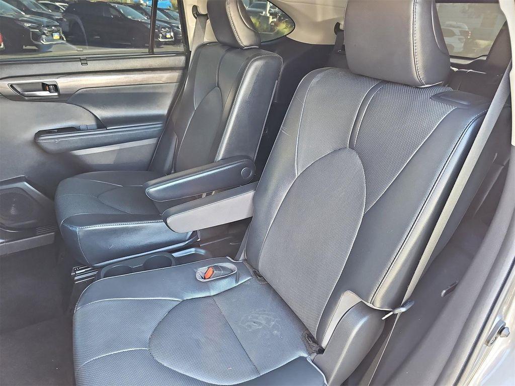 used 2022 Toyota Highlander Hybrid car, priced at $32,200