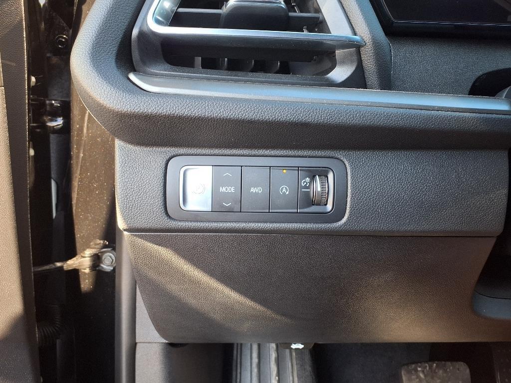 used 2025 Chevrolet Traverse car, priced at $42,644