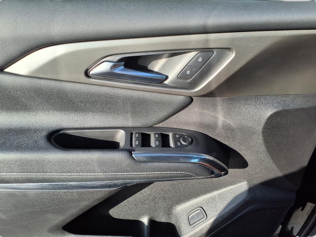 used 2025 Chevrolet Traverse car, priced at $42,644