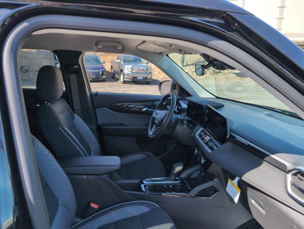 new 2025 Chevrolet TrailBlazer car, priced at $29,010