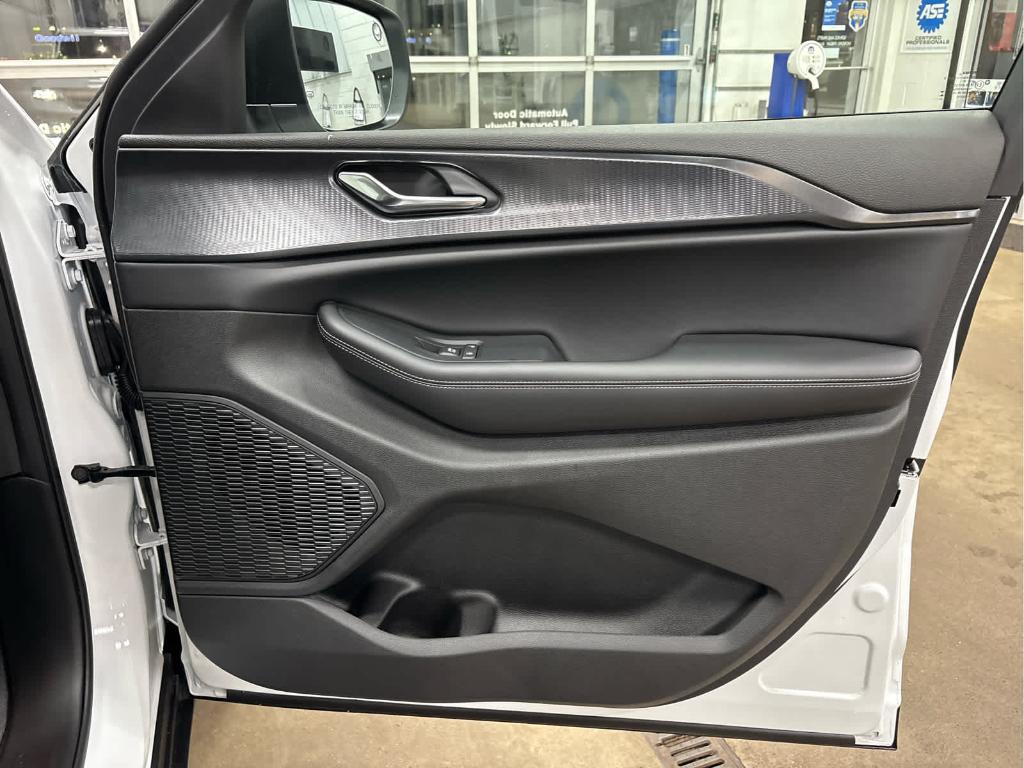 new 2025 Jeep Grand Cherokee L car, priced at $37,775