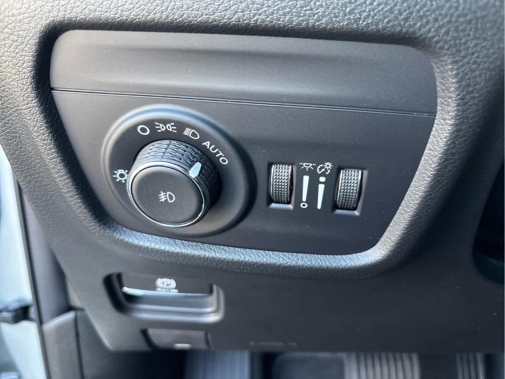 new 2025 Jeep Grand Cherokee car, priced at $50,750