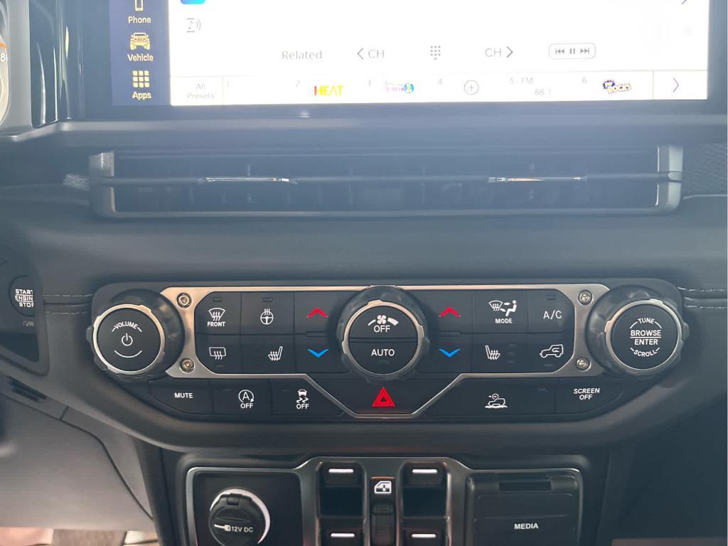 new 2025 Jeep Gladiator car, priced at $49,677