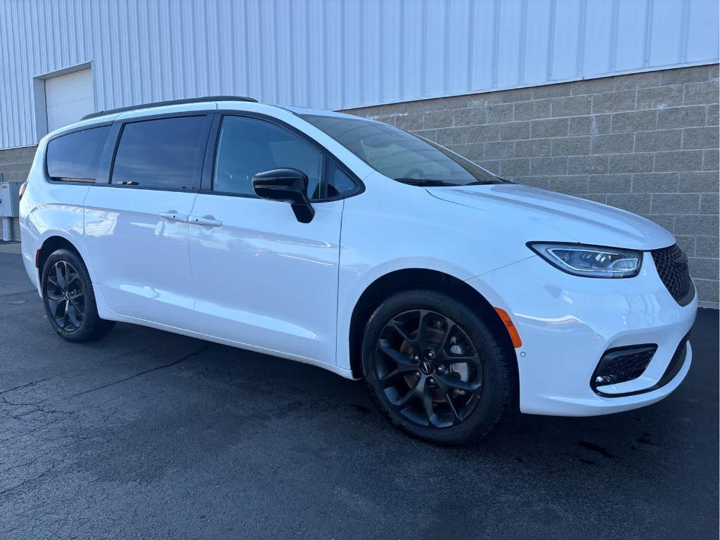 new 2024 Chrysler Pacifica car, priced at $45,089