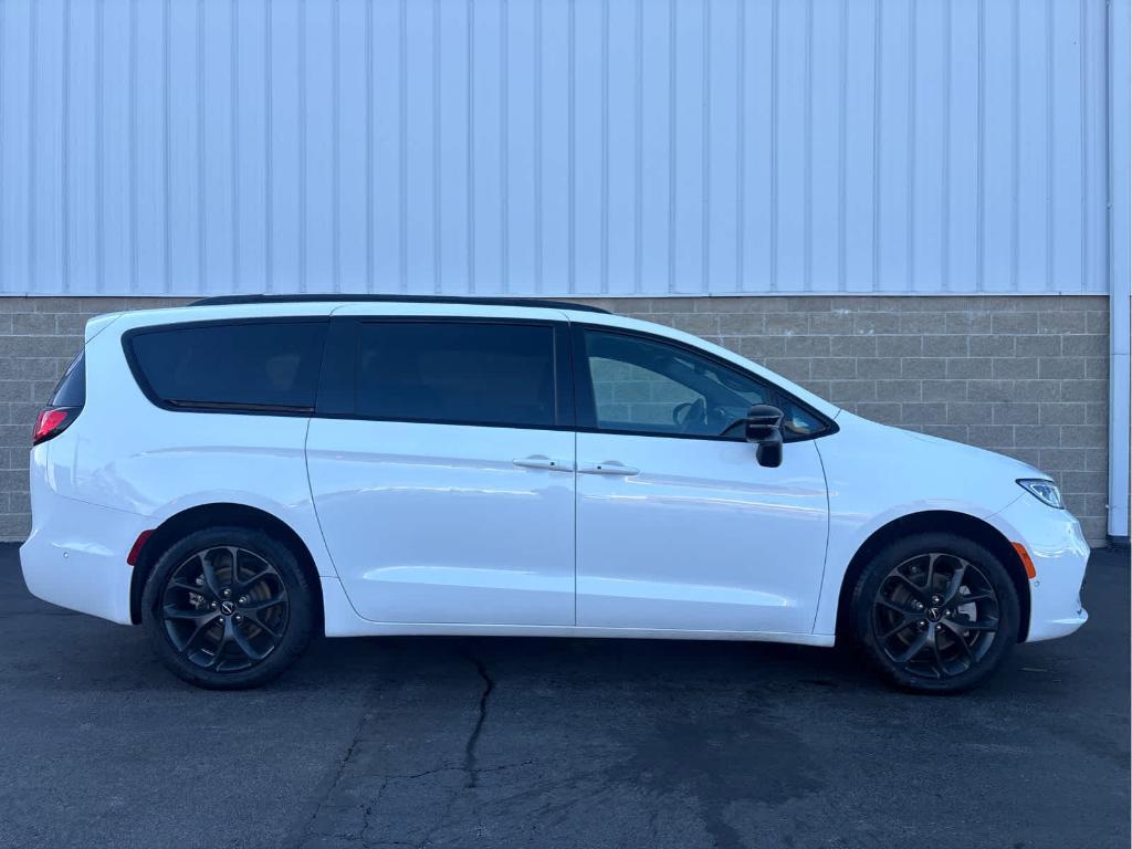 new 2024 Chrysler Pacifica car, priced at $47,589