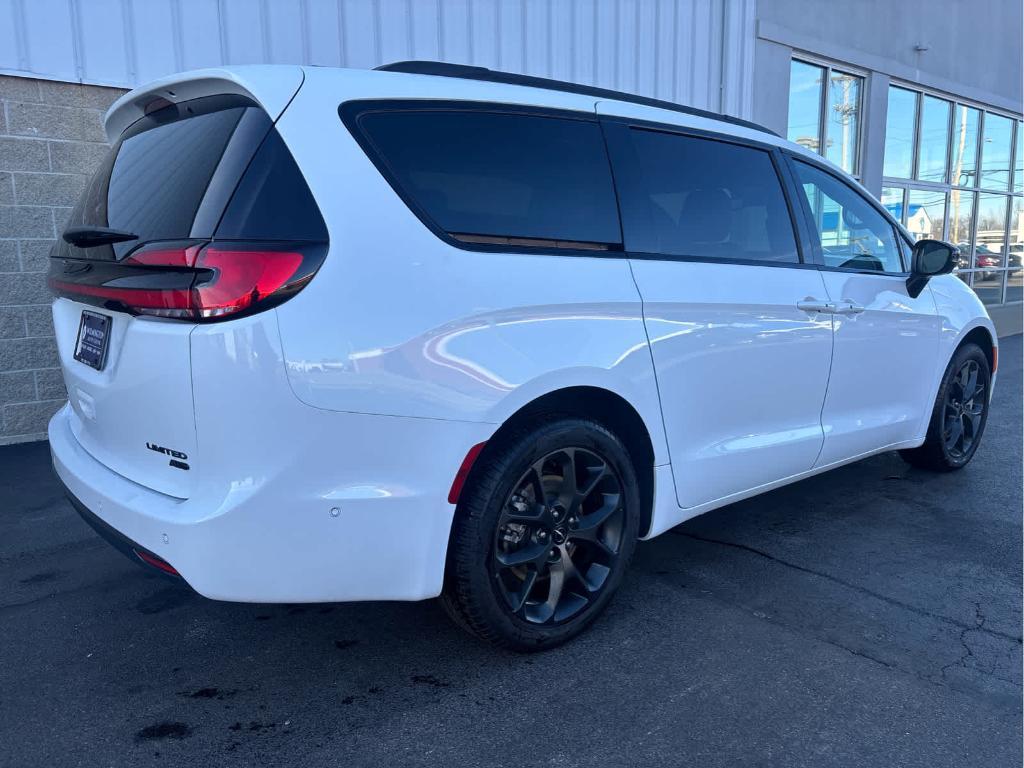 new 2024 Chrysler Pacifica car, priced at $45,089