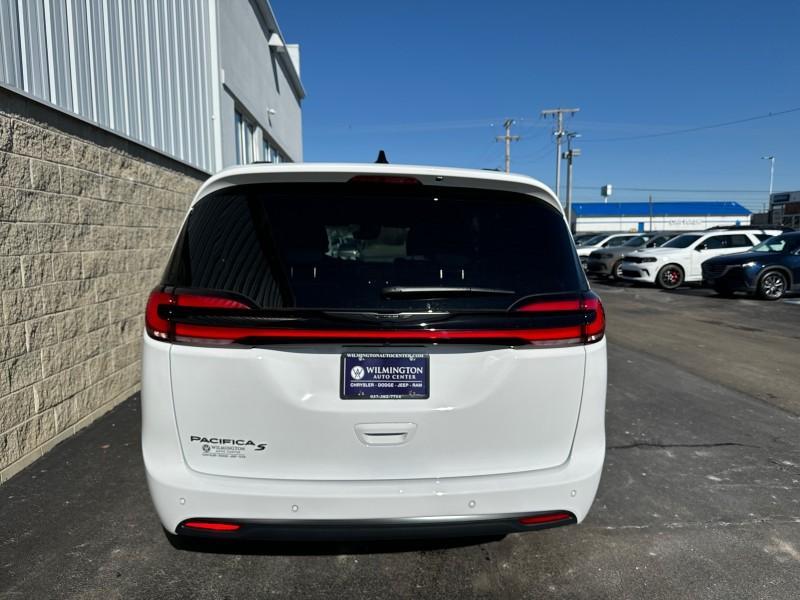 new 2024 Chrysler Pacifica car, priced at $44,405