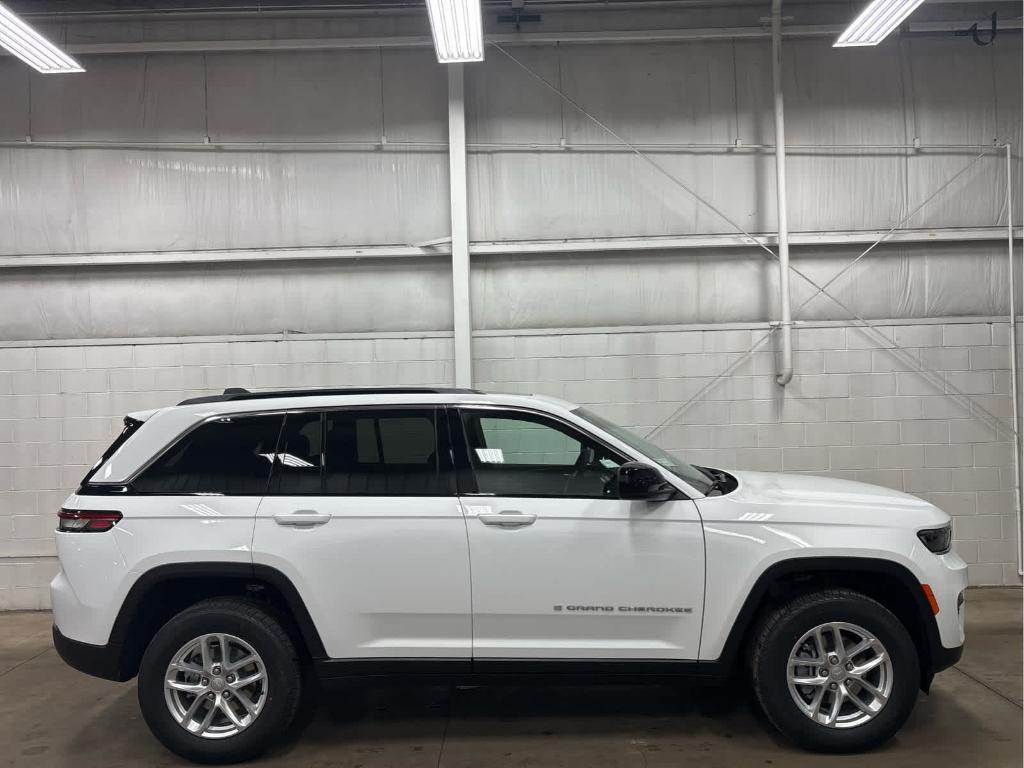 new 2025 Jeep Grand Cherokee car, priced at $40,875