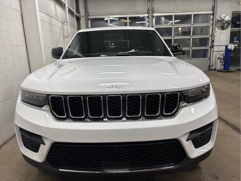 new 2025 Jeep Grand Cherokee car, priced at $40,875