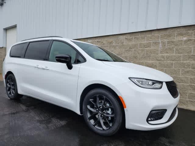 new 2024 Chrysler Pacifica car, priced at $42,463