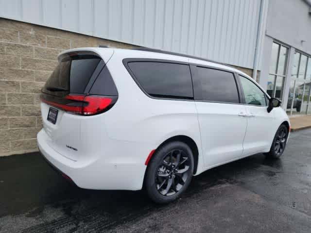 new 2024 Chrysler Pacifica car, priced at $42,463