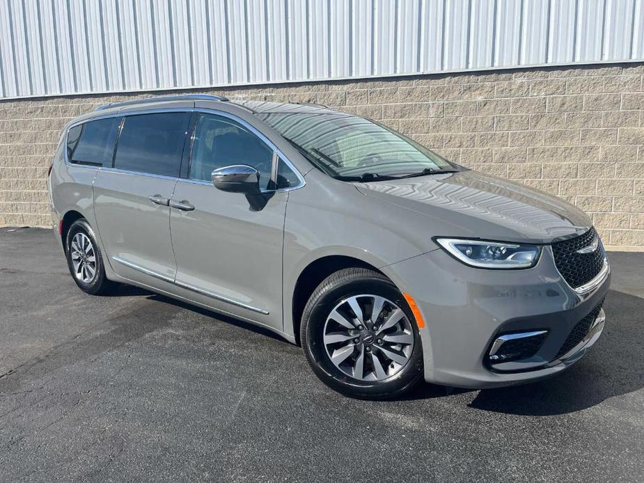 used 2021 Chrysler Pacifica Hybrid car, priced at $28,818