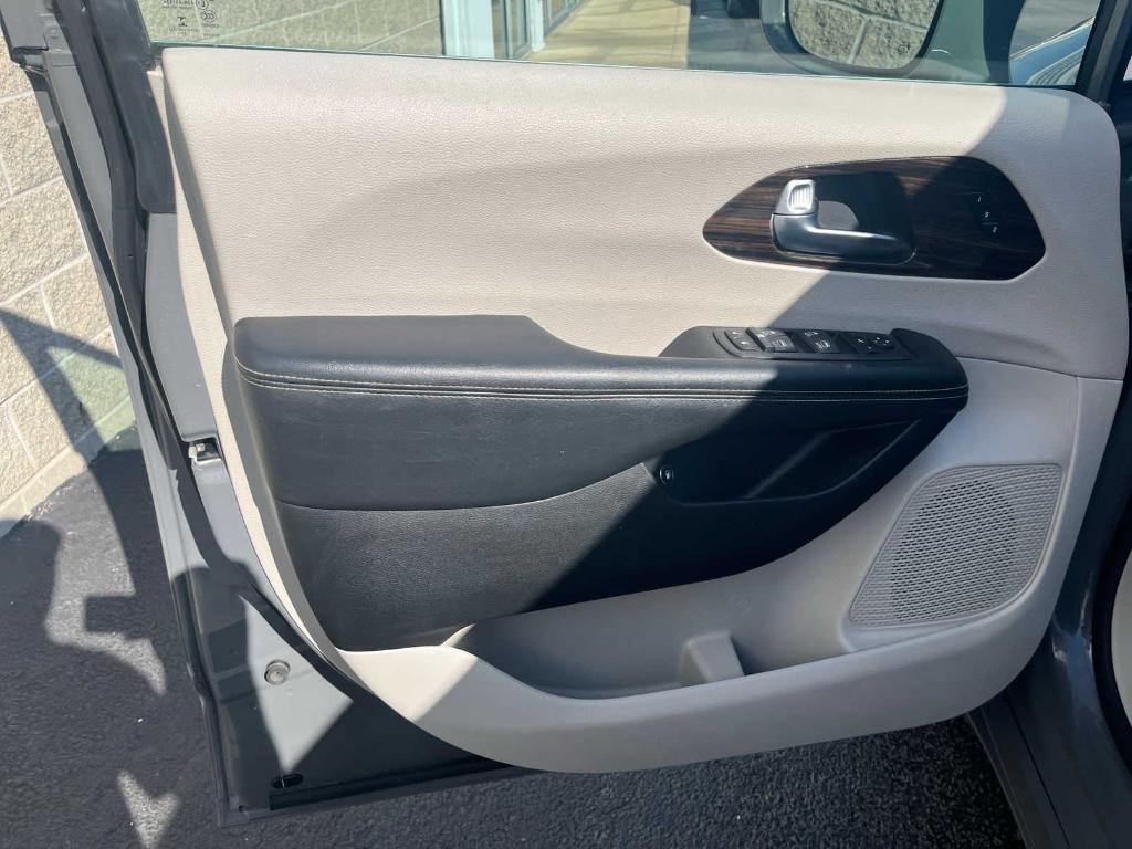 used 2021 Chrysler Pacifica Hybrid car, priced at $28,818