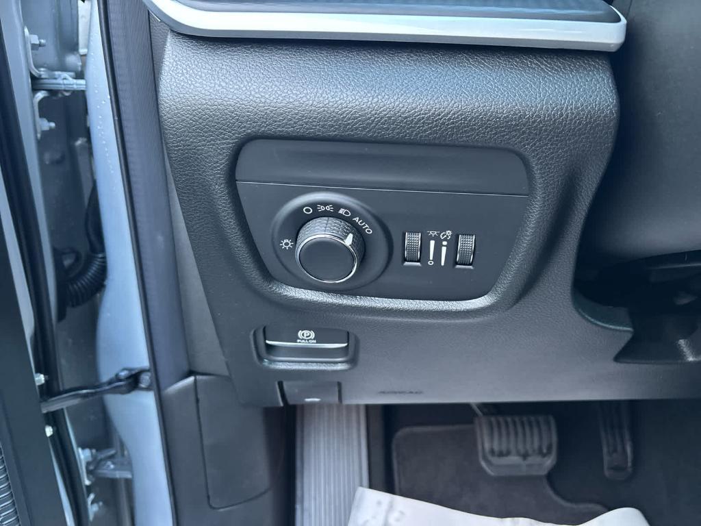 new 2025 Jeep Grand Cherokee car, priced at $40,140