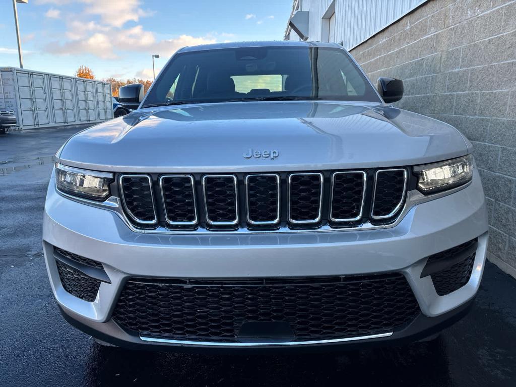 new 2025 Jeep Grand Cherokee car, priced at $40,140