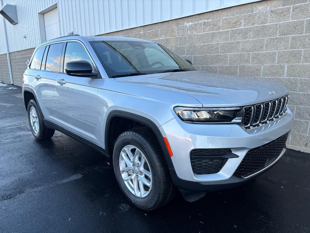 new 2025 Jeep Grand Cherokee car, priced at $40,140