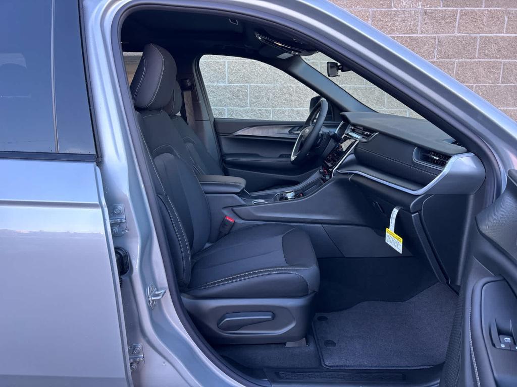 new 2025 Jeep Grand Cherokee car, priced at $40,140