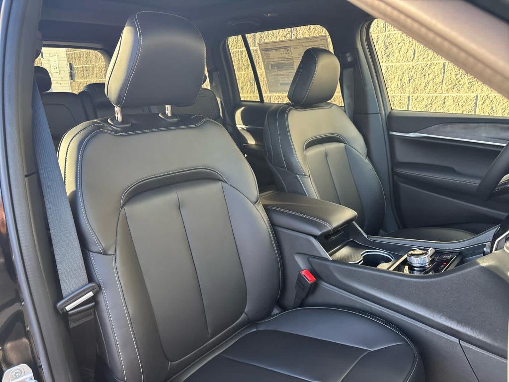 new 2025 Jeep Grand Cherokee car, priced at $44,880