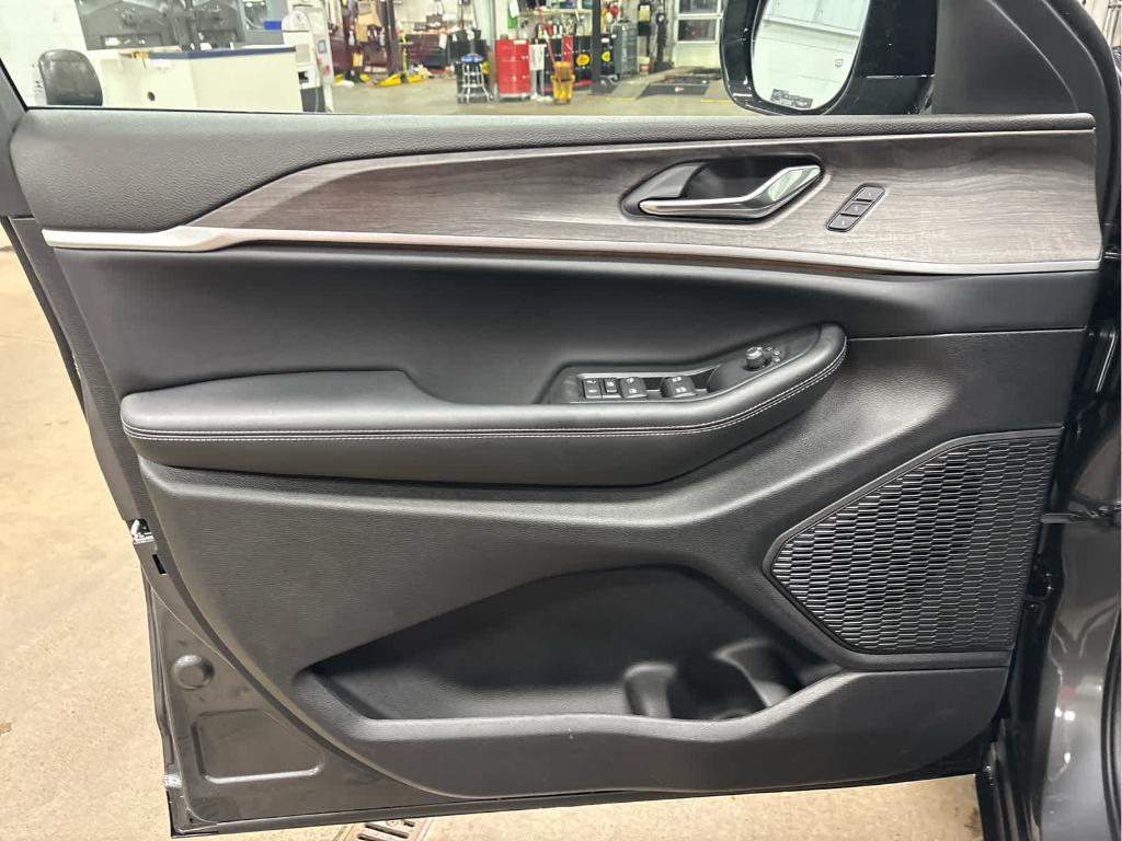 new 2025 Jeep Grand Cherokee car, priced at $51,485